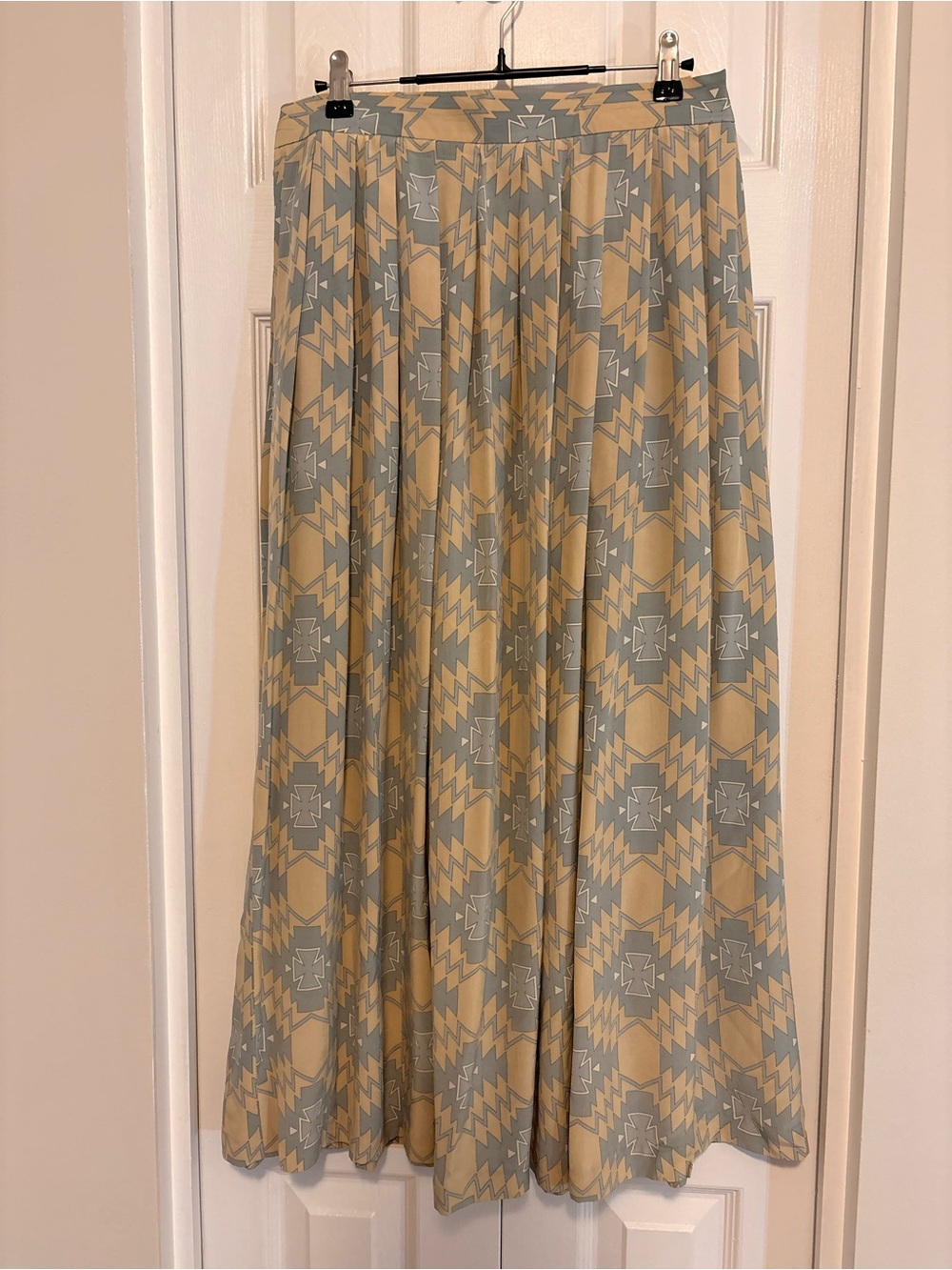 Alfred Sung 100% silk skirt - Beautiful Pattern - Great condition